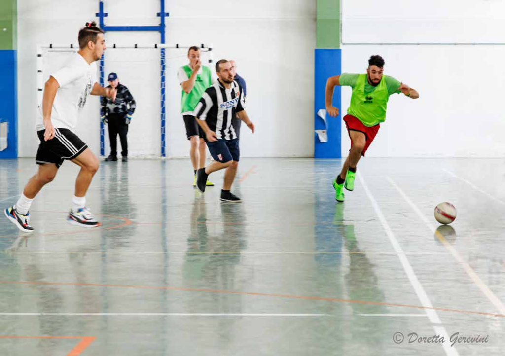 CALCETTO: NELLA FOTO IN PALESTRA UN GRUPPO DI SEI RAGAZZI IN ABBIGLIAMENTO SPORTIVO IN MOVIMENTO ATTORNO ALLA PALLA