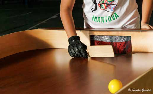 CALENDARIO 2024 LO SPORT è PER TUTTI.
IN COPERTINA FOTO:  
RAGAZZO CHE IMPUGNA LA PALETTA DI LEGNO DA SHOWDOWN  IN RISPOSTA AD UN LANCIO DELLA PALLINA GIALLA NEL TAVOLO DI SHOWDOWN 